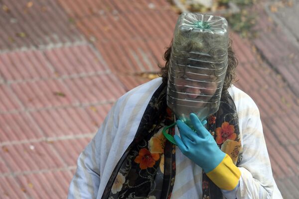 乌拉圭蒙得维的亚一名女子头上套着塑料瓶，用以预防新冠病毒 - 俄罗斯卫星通讯社