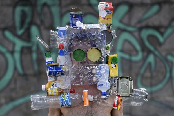 一名巴西摄影师戴着废品做的口罩 - 俄罗斯卫星通讯社