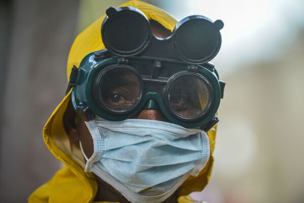  疫情期间亚的斯亚贝巴一名戴口罩的清洁工人 - 俄罗斯卫星通讯社