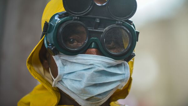 Работник клининговой службы защитной маске во время эпидемии коронавируса в Аддис-Абебе - 俄罗斯卫星通讯社