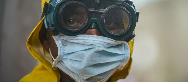 Работник клининговой службы защитной маске во время эпидемии коронавируса в Аддис-Абебе - 俄罗斯卫星通讯社