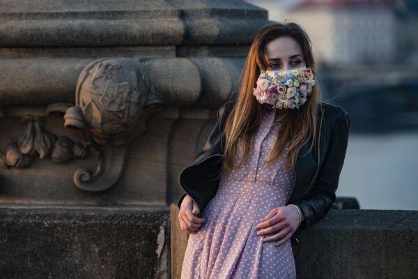 疫情期间布拉格一名戴口罩的女孩 - 俄罗斯卫星通讯社