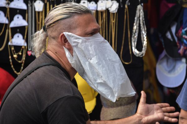 疫情期间巴西一名街头售货员用塑料袋代替口罩 - 俄罗斯卫星通讯社