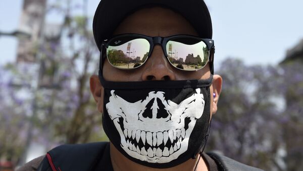 Мужчина в защитной маске во время эпидемии коронавируса в Мехико - 俄羅斯衛星通訊社