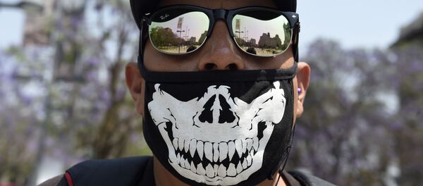 Мужчина в защитной маске во время эпидемии коронавируса в Мехико - 俄羅斯衛星通訊社