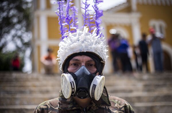 马那瓜“圣周”期间一名男子戴口罩参加表演 - 俄罗斯卫星通讯社