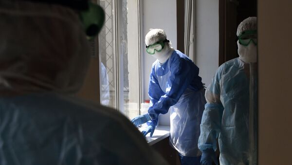 Медики в защитных костюмах - 俄羅斯衛星通訊社