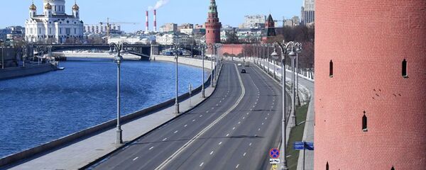 Вид на опустевшую Кремлевскую набережную с Большого Москворецкого моста в Москве - 俄罗斯卫星通讯社