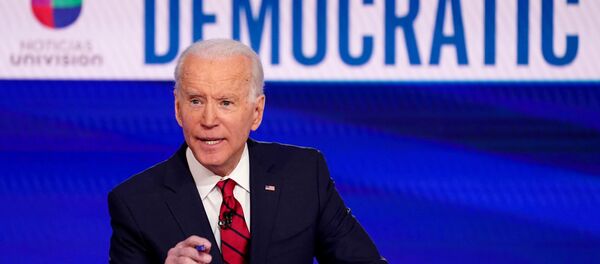 拜登回应戴口罩被特朗普嘲笑：他就是个傻瓜 - 俄罗斯卫星通讯社