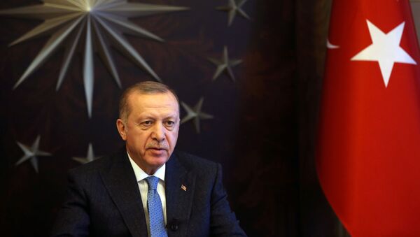 Президент Турции Тайип Эрдоган на видеоконференции с лидерами G20, чтобы обсудить вспышку коронавирусной болезни (COVID-19) в особняке Хубера в Стамбуле, Турция, 26 марта 2020 года - 俄罗斯卫星通讯社