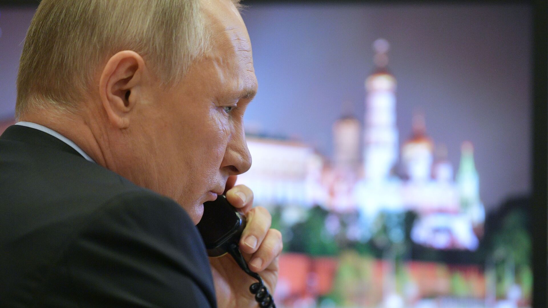  Президент России Владимир Путин во время разговора по телефону  - 俄罗斯卫星通讯社, 1920, 14.07.2021