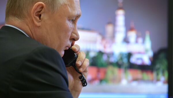  Президент России Владимир Путин во время разговора по телефону  - 俄羅斯衛星通訊社