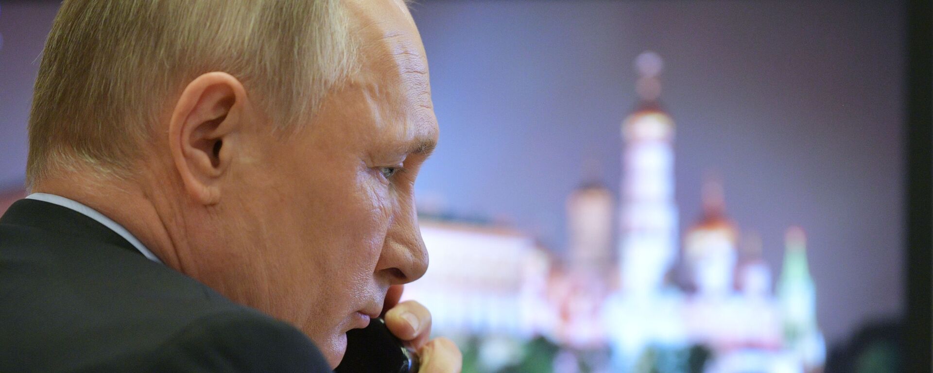  Президент России Владимир Путин во время разговора по телефону  - 俄罗斯卫星通讯社, 1920, 14.07.2021