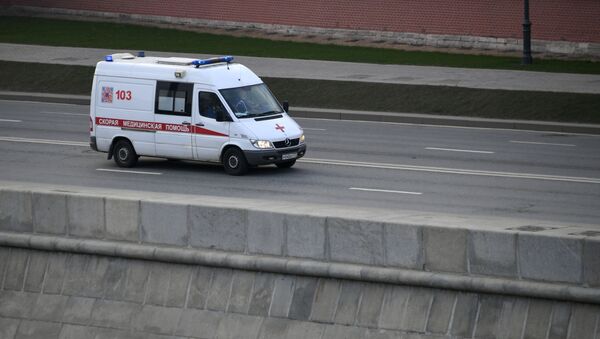 Машина скорой помощи едет по Кремлевской набережной в Москве - 俄罗斯卫星通讯社