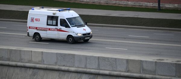 Машина скорой помощи едет по Кремлевской набережной в Москве - 俄羅斯衛星通訊社