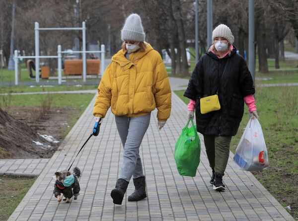 Девушки с собакой в маске в Москве  - 俄羅斯衛星通訊社