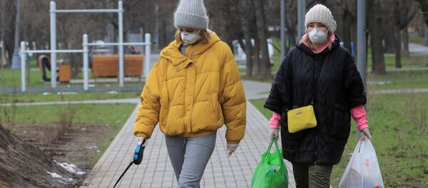 Девушки с собакой в маске в Москве  - 俄羅斯衛星通訊社