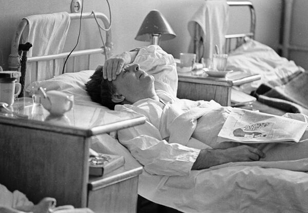 Больной с высокой температурой в палате одной из московских клиник во время всплеска заболеваемости гриппом, 1967 год - 俄罗斯卫星通讯社