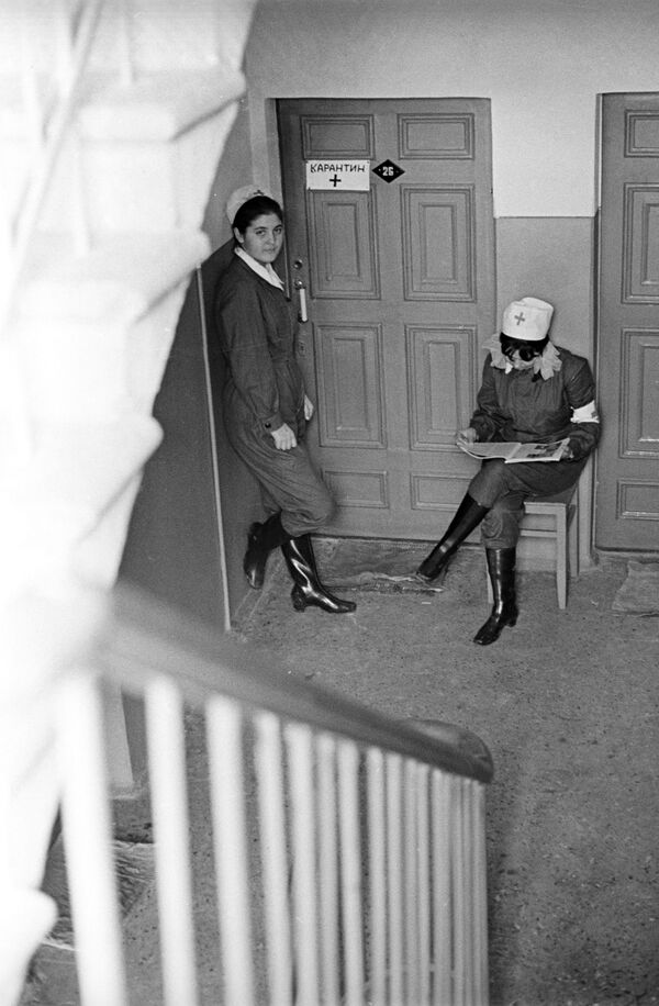 Санитарные работники несут дежурство у дверей квартиры, жильцы которой проходят курс лечения от холеры, 1971 год - 俄罗斯卫星通讯社