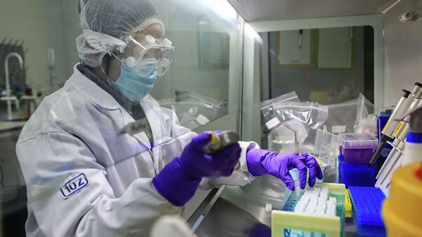 Тестирование образцов, взятых у людей с подозрением на коронавирус, в лаборатории в Чанчжоу - 俄羅斯衛星通訊社