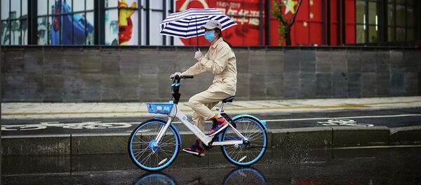 Женщина на велосипеде в Ухане, провинция Хубэй. 10 апреля 2020 - 俄罗斯卫星通讯社