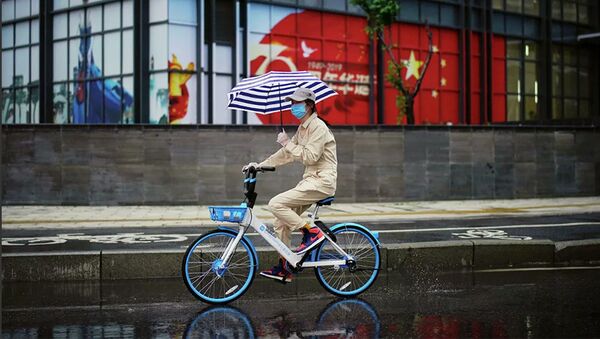 Женщина на велосипеде в Ухане, провинция Хубэй. 10 апреля 2020 - 俄罗斯卫星通讯社