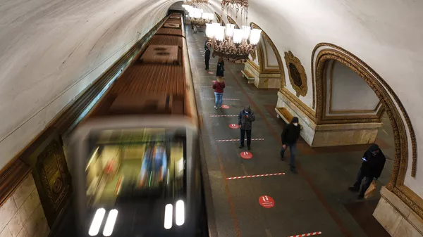 Напольная индикация в Московском метро с призывом соблюдать дистанцию - 俄羅斯衛星通訊社