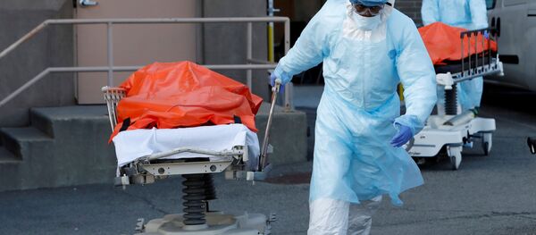 Медицинские работники перевозят  тела умерших людей из медицинского центра Wyckoff Heights в Нью-Йорке, США - 俄罗斯卫星通讯社