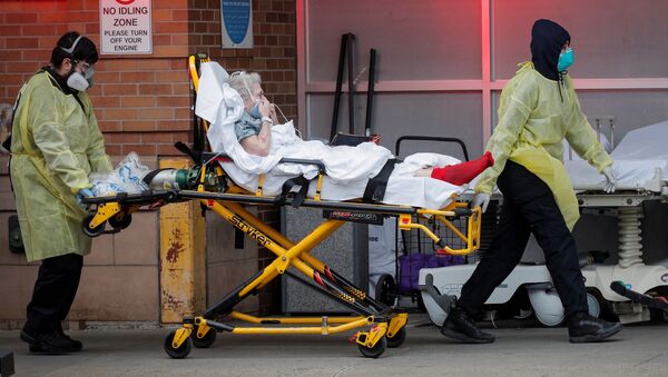 Медицинские работники доставляют пациента в больницу в Нью-Йорке, США - 俄羅斯衛星通訊社