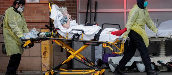 Медицинские работники доставляют пациента в больницу в Нью-Йорке, США - 俄罗斯卫星通讯社
