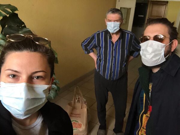 俄罗斯志愿者为退休人员送去食品和外界的消息 俄罗斯志愿者为退休人员送去食品和外界的消息 - 俄罗斯卫星通讯社