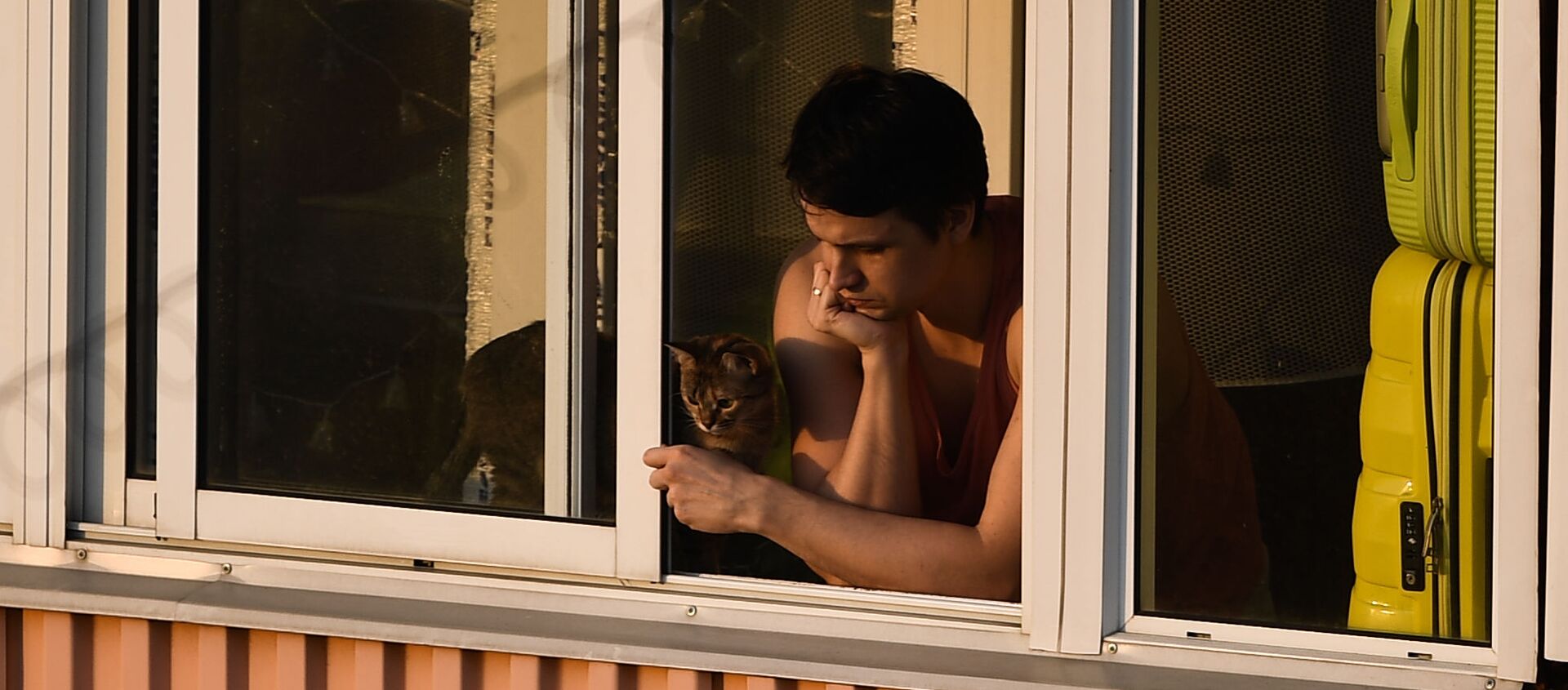 Молодой человек с кошкой на балконе многоквартирного дома в Москве - 俄罗斯卫星通讯社, 1920, 28.07.2021