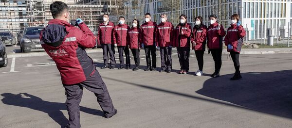 Китайские специалисты фотографируются напротив больницы в Коммунарке - 俄羅斯衛星通訊社