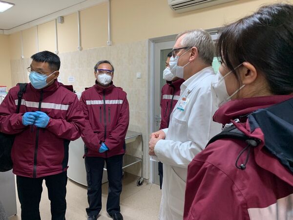 中国赴俄抗疫医疗专家组领队:中方将经验材料译成俄文 助俄适时调整防疫措施 中国赴俄抗疫医疗专家组领队:中方将经验材料译成俄文 助俄适时调整防疫措施 - 俄罗斯卫星通讯社