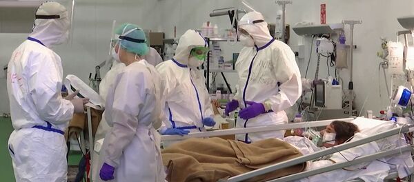 Российские военные врачи и их итальянские коллеги, работающие в полевом госпитале Бергамо - 俄羅斯衛星通訊社