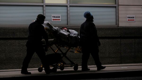 Медработники доставляют пациента в центр неотложной помощи в Бруклинском районе Нью-Йорка, США - 俄羅斯衛星通訊社