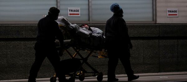 Медработники доставляют пациента в центр неотложной помощи в Бруклинском районе Нью-Йорка, США Медработники доставляют пациента в центр неотложной помощи в Бруклинском районе Нью-Йорка, США - 俄罗斯卫星通讯社