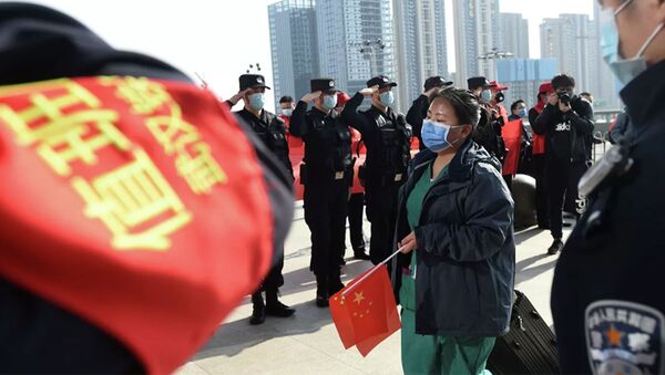Полицейские приветствуют медицинского работника, покидающего эпицентр вспышки коронавирусной болезни (COVID-19) в провинции Хубэй, Китай. - 俄羅斯衛星通訊社
