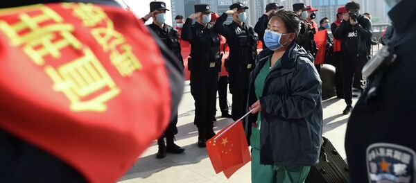 Полицейские приветствуют медицинского работника, покидающего эпицентр вспышки коронавирусной болезни (COVID-19) в провинции Хубэй, Китай. - 俄罗斯卫星通讯社