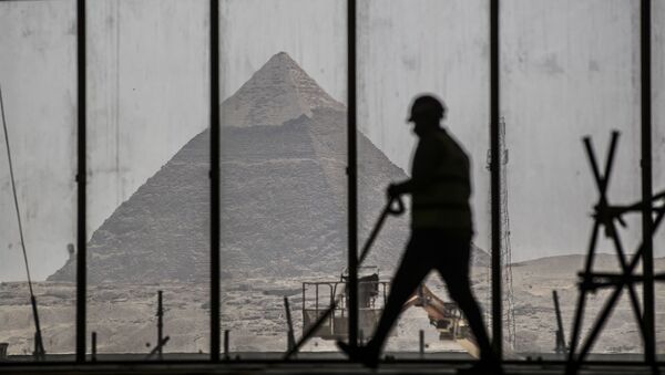 Вид на пирамиду Хефрена из окна Большого Египетского музея  - 俄罗斯卫星通讯社