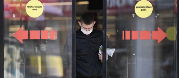 Мужчина выходит из магазина - 俄罗斯卫星通讯社