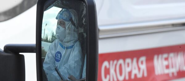 Медицинский работник в автомобиле скорой помощи  - 俄羅斯衛星通訊社