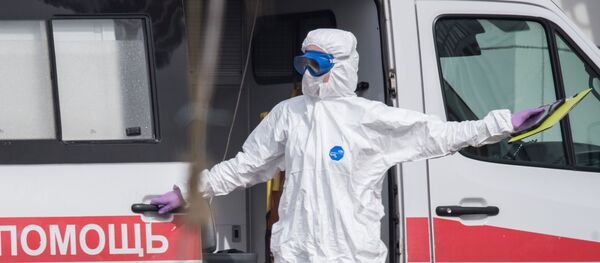 Врач скорой медицинской помощи возле больницы для пациентов с подозрением на коронавирус - 俄罗斯卫星通讯社