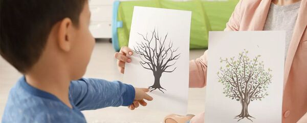 Мальчик занимается с психологом - 俄罗斯卫星通讯社