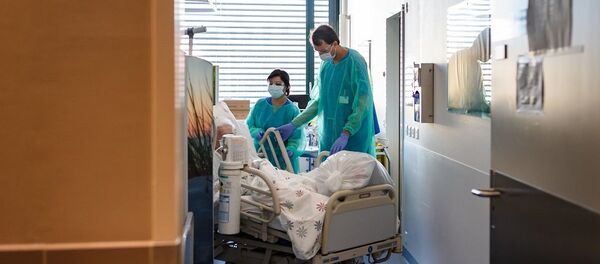 Swiss soldier Antoine Schuerch (C-R), a university student in civil life, helps to move the bed of a COVID-19 patient, at the Pourtales Hospital  in Neuchatel  on March 25, 2020, after Switzerland deployed its army reservists to relieve hospitals under pressure from the outbreak of COVID-19 (novel coronavirus). - 俄罗斯卫星通讯社