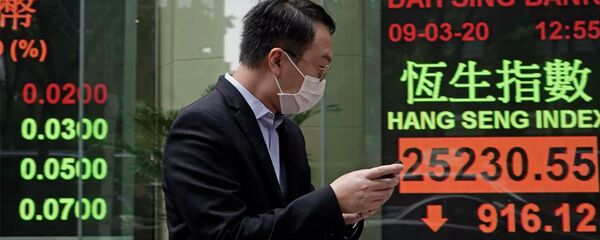 Мужчина в защитной маске на фоне табло с котировками ценных бумаг в Гонконге Мужчина в защитной маске на фоне табло с котировками ценных бумаг в Гонконге - 俄罗斯卫星通讯社