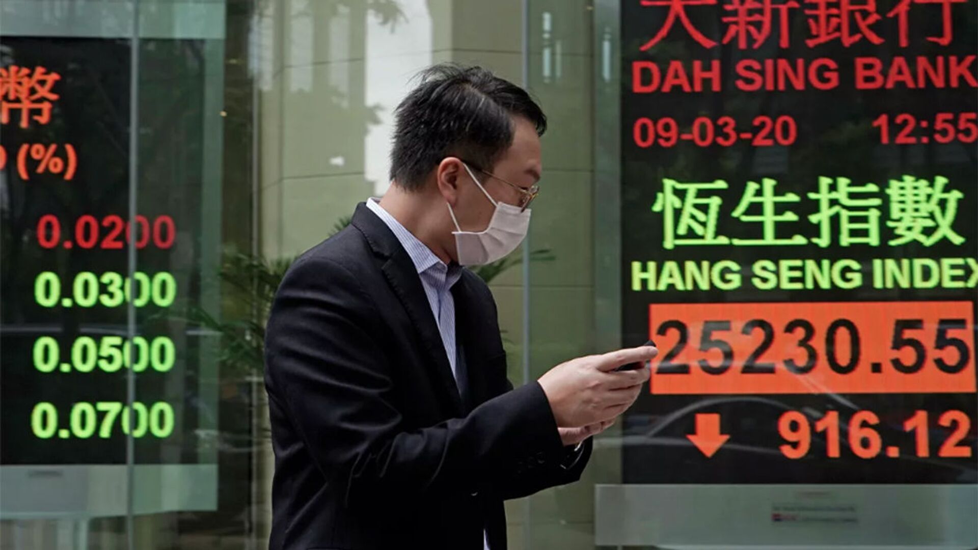 Мужчина в защитной маске на фоне табло с котировками ценных бумаг в Гонконге  - 俄羅斯衛星通訊社, 1920, 02.02.2021