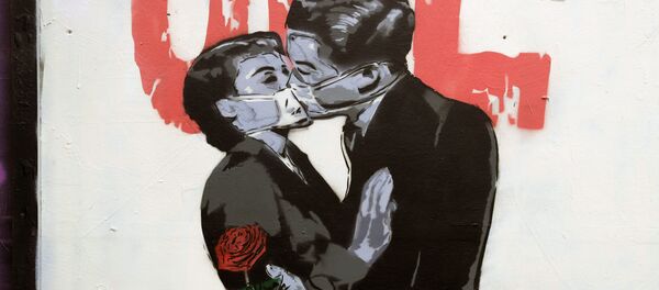 描繪伴侶形象的塗鴉，英國倫敦  - 俄羅斯衛星通訊社