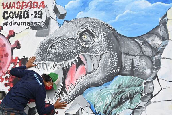 Художник Рэй Эндри позирует перед своим произведением в Депоке, Западная Ява - 俄羅斯衛星通訊社