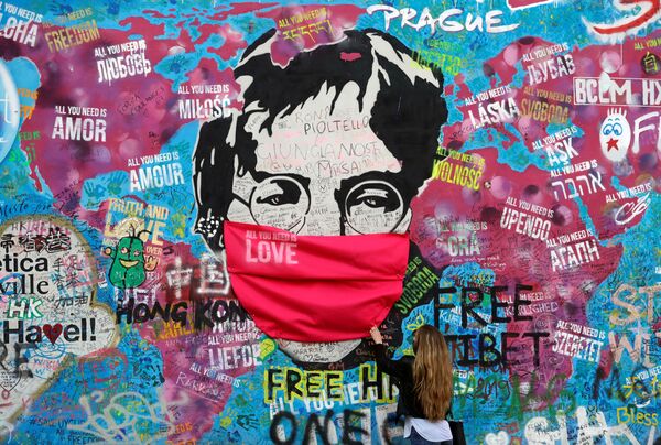  Женщина в маске у легендарной стены Джона Леннона в Праге - 俄罗斯卫星通讯社
